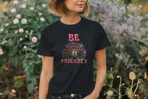 Amistad House of Friendship Be Friendly Grafik Tee T-Shirt Bella Canvas Jugend - Bild 1 von 3