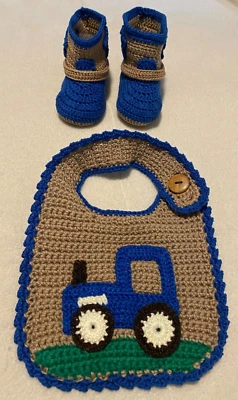 Hecho a mano Crochet Bebé Botas de Vaquero y Tractor Babero Set 0-6 meses Azul y Tostado Foto 1 de 4