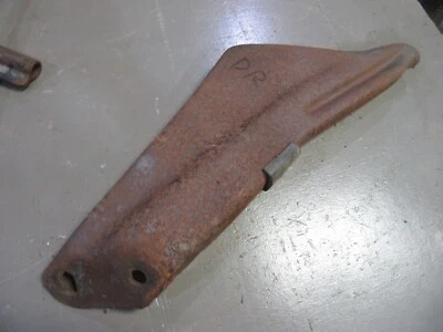 Chevrolet Impala Belair 1966 parachoques trasero exterior marco exterior soporte de montaje DR Foto 1 de 4