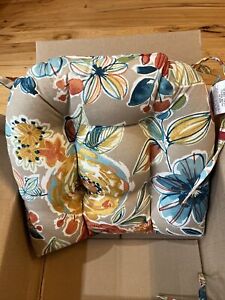 Pillow Perfect Outdoor/Indoor Gray Flowers Chair Pads 15.5" x 16" 2 Count New