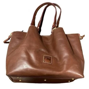 Neu mit Etikett Dooney & Bourke Florentine Schultertasche groß Reißverschluss Barlow Kastanie Leder - Bild 1 von 14