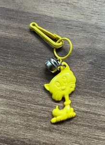 Gelbe Katze Schlüsselanhänger mit Glocke Vintage Neuheit Anhänger Retro Sammlerstück - Bild 1 von 3