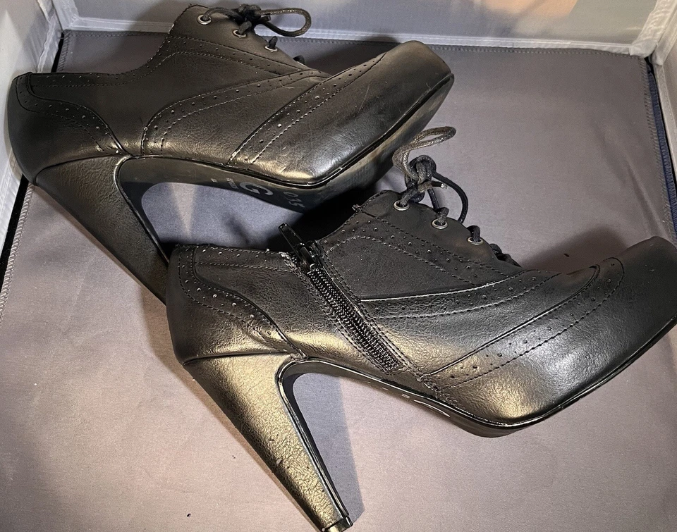 Tacón de aguja negro para mujer G by Guess talla 8 M aspecto muy gótico Foto 1 de 4