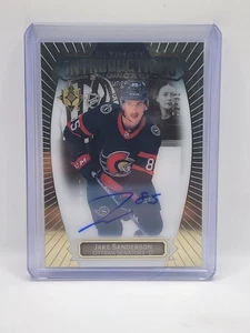 Jake Sanderson 2022-23 Upper Deck Ultimate Collection Ultimate Intro Auto /35 - Foto 1 di 2