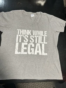 Camiseta Think While It’s Still Legal para mujer 2XL gris cuello en V - Imagen 1 de 2