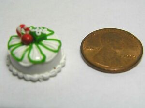 Dollhouse Miniature 1/2" Scale Christmas Cake round White w/ Green trim #007