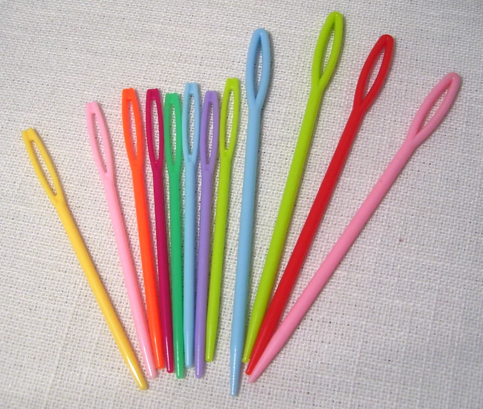 LOT 5 AIGUILLES PLASTIQUE GROS TROU * 7 et 9 cm * LAINE TRICOT CANEVAS ENFANT - Photo 1/1