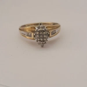 ANELLO A GRAPPOLO KAY ORO MASSICCIO 10K DIAMANTI MISURA 7 JWBR 2,2G per rottami o riparazioni - Foto 1 di 8