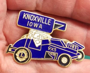 Lions Club Pin - 1983 Knoxville Iowa 9x5 Wing Spint Rennwagen Pin 1" x 1 1/2" - Bild 1 von 5