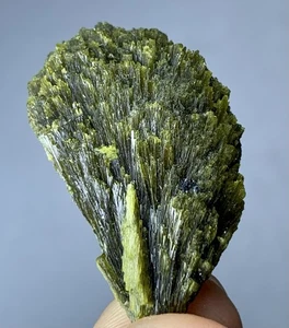 9 Gram Beautiful Stunning Epidote Crystal/ Specimen From Pakistan - Picture 1 of 10