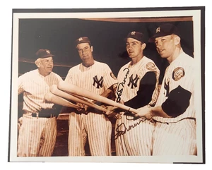 Foto RARA firmada por Irv Noren 8X10 Yankees de Nueva York de pie con Stengal, Bauer, Mantle - Imagen 1 de 5