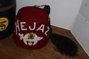SHRINERS HEJAZ JUWELENBESETZTER WEINROTER FEZ-HUT MIT QUASTEN UND HARTSCHALENETUI GRÖSSE 7 1/8 + ANSTECKNADELN - Bild 1 von 6