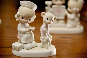 Precious Moments "Love Beareth All Things" - E-7158 - Krankenschwester - 1981 - Bild 1 von 3