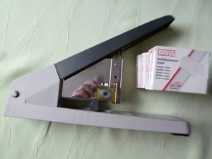 Bürohefter Novus B45/3 Hefter lang mit 5 x Heftklammern - Bild 1 von 2