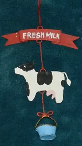 CARINO PRIMITIVO COUNTRY METALLO "LATTE FRESCO" ORNAMENTO MUCCA!!! - Foto 1 di 2