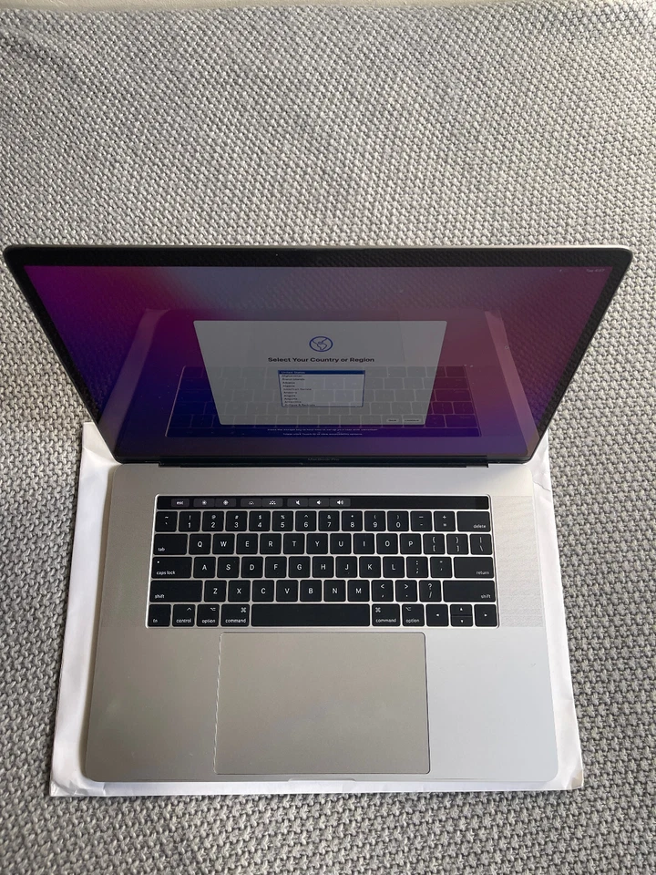 Apple MacBook Pro 15" i7 2.6GHz/16GB/500GB (Gris espacial) 16GB Memoria TouchBar Foto 1 de 4