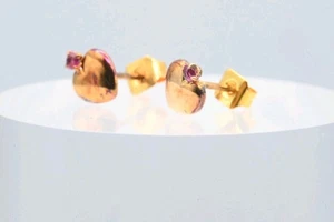 Delicados aretes claros de oro de 9 quilates con corazón de rubí bonitos vintage  - Imagen 1 de 3