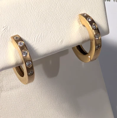 天然钻石 Huggie 环状耳环小号薄 14K YG — 第 1/4 张图片