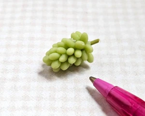 Miniature TS Single Bunch of Green Grapes 7/8" Long- Dollhouse 1:12 - Picture 1 of 1