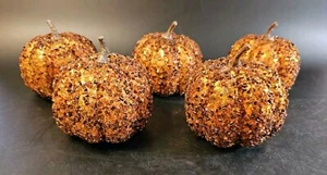 Cinque zucche arancioni con perline glitter e paillettes decorazione autunno Halloween 3,75" - Foto 1 di 5