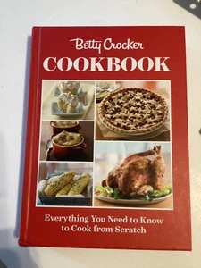 Betty Crocker COOKBOOK:Everything you need to know to cook from scratch. 2016 HB - Foto 1 di 22