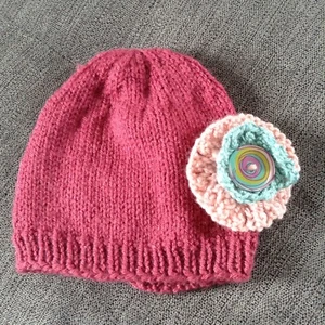 NEU Artisan HANDGESTRICKT Baby Mädchen kaltes Wetter BLUMENAKZENT Wintermütze Mütze - Bild 1 von 4