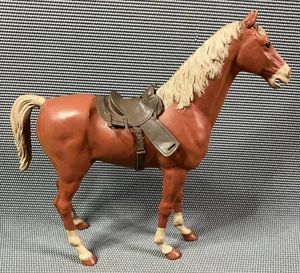 Cavallo Louis Marx Johnny West vintage 1973 con ruote e sella 13,5" H - Foto 1 di 9