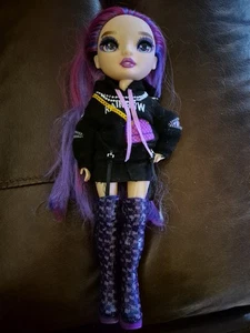 Rainbow High Modepuppe Emi Vanda Orchidee lila / hohe Stiefel  - Bild 1 von 7