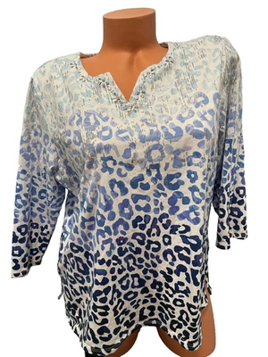 Top para mujer Alfred Dunner Ombre estampado animal plateado con tachuelas escote PL Foto 1 de 4