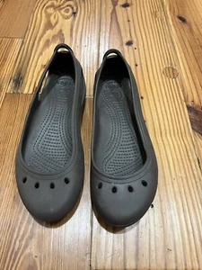 Braune Slipper Crocs / Sandalen Größe 7 fällt klein aus - Bild 1 von 6