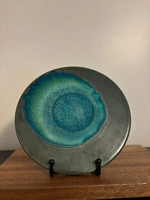 Incrustación de vidrio agrietado azul prensado cerámica gris West Elm 8" remache redondo Foto 1 de 4