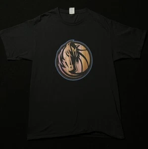 Port & Company - Uomo Large - Manica Corta - Logo Dallas Mavericks - Foto 1 di 1