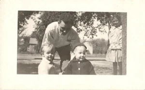 Vintage AK-Mann mit kleinen Kindern - Bild 1 von 2