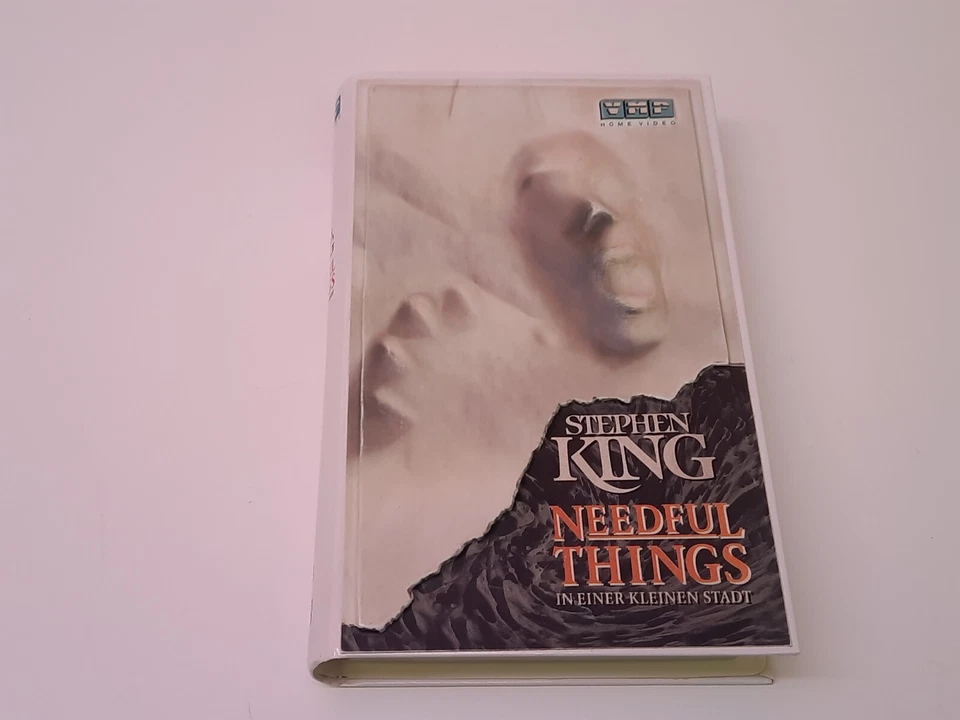 Needful Things In einer kleinen Stadt VHS German PAL Video 3D Box Stephen King - Bild 1 von 4