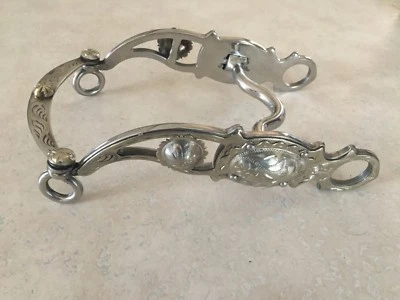 "Broca de exhibición Showman de acero inoxidable de 3,75"" con pony conchos grabados en plata tamaño 25153" Foto 1 de 4