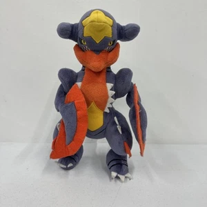Pokemon Mega Garchomp 9" Peluche Peluche Giocattolo Bambola Drago Viola Tomy 2015 - Foto 1 di 9