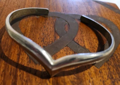 Bracelete vintage delicado banhado a prata Chevron da Avon com formato de V - Imagem 1 de 4