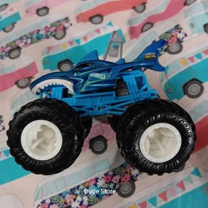 Hot Wheels - Monster Jam Truck - Shark Wreck - 1:64 Diecast - blau über blau - Bild 1 von 5