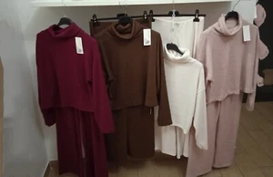 Coordinato con maglia crop e pantalone a zampa Disponibile in vari colori - Foto 1 di 3