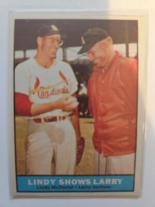 1961 Topps Lindy Shows Larry Lindy McDaniel/Larry Jackson #75 casi nuevo - Imagen 1 de 2