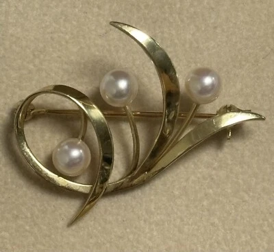 Vintage 14k Mikimoto 3 Pearls  Yellow Gold Swirl Pin Brooch - Image 1 of 4