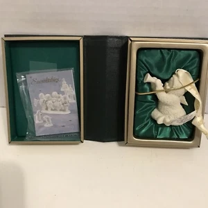 DIPARTIMENTO 56 Nevebabies 1998 CELEBRARE con Tromba Mini Ornamento Natalizio H103 - Foto 1 di 6