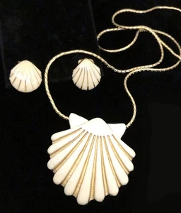Vintage MONET Gold tone Scallop SEASHELL cream enamel Pendant NECKLACE Earrings  - Picture 1 of 7