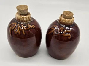 Salero y pimentero por goteo marrón Hull Pottery con corchos hecho en EE. UU. - Imagen 1 de 6