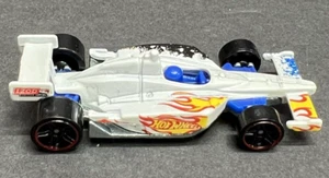 Mattel Hot Wheels - Die Cast Formula 1 Race Car V5330 blanco con llamas - 2011 - Imagen 1 de 6