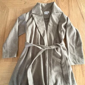 EUC ELIZABETH and JAMES Tan Herringbone Wrap Coat with Belt Long Sleeve SZ LARGE - Picture 1 of 14
