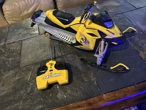 Interactive Toy Concepts Ski-Doo Rotax 800R Remote Control Works, Good cond - Picture 1 of 10