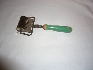 Vintage Antique Noodle Pasta Spaghetti Cutter Green Wood Handle - Picture 1 of 4
