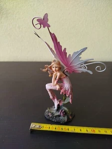 FAIRY HADAS ELFEN FEES FATA FATINA BIONDA SEDUTA CON ALI NO LES ALPES - Foto 1 di 3