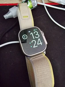 Apple Watch Ultra 49mm Titangehäuse mit Blau/Grau Trail Loop Armband, M/L (GPS + - Bild 1 von 1